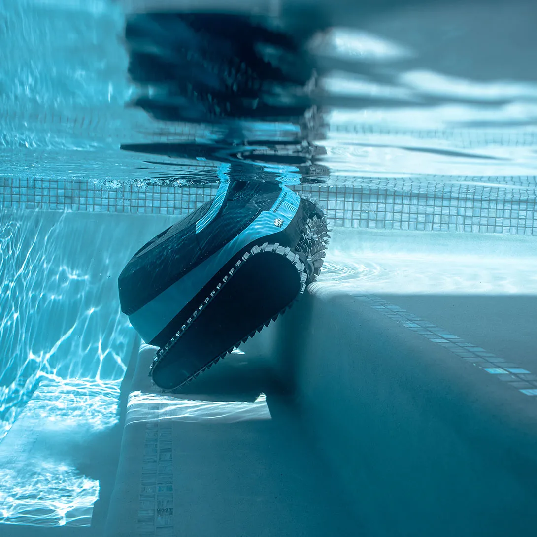 Dolphin EON 120d limpiando una piscina