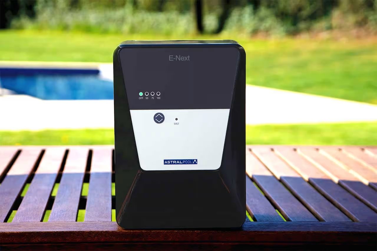 Equipo AstralPool E-Next instalado junto a una piscina