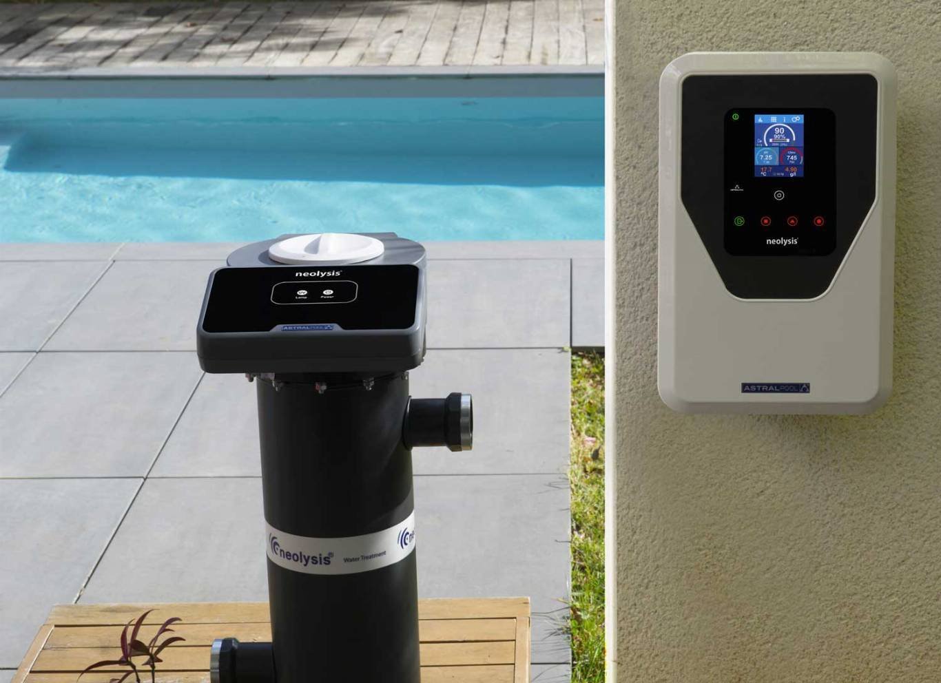 Sistema AstralPool Neolysis instalado junto a una piscina