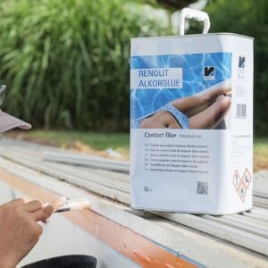 Aplicación profesional de adhesivo RENOLIT ALKORGLUE en piscina