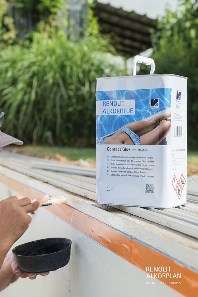 Aplicación profesional de adhesivo RENOLIT ALKORGLUE en piscina